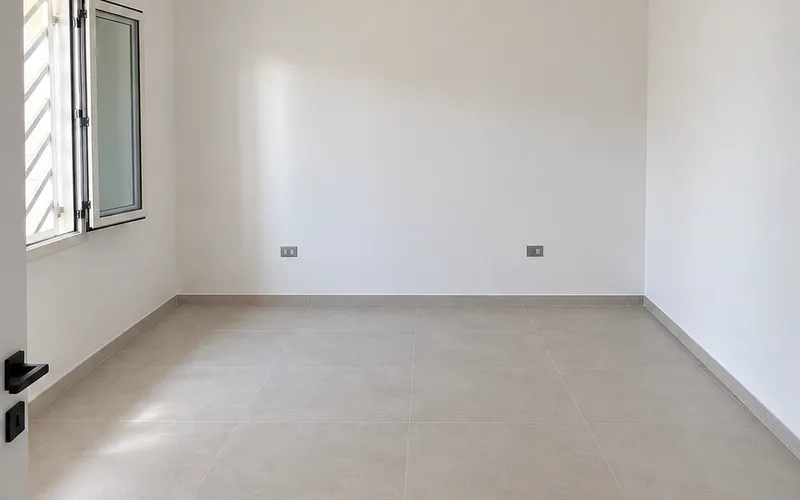 Nově zrekonstruovaná vila se 3 ložnicemi, výhledem na moře a pozemkem 1 100 m² – jen 290 m od moře