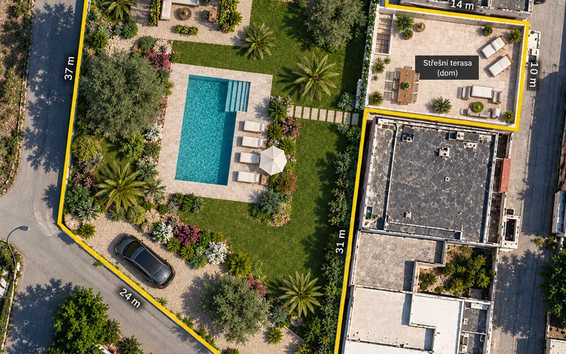 Nově zrekonstruovaná vila se 3 ložnicemi, výhledem na moře a pozemkem 1 100 m² – jen 290 m od moře