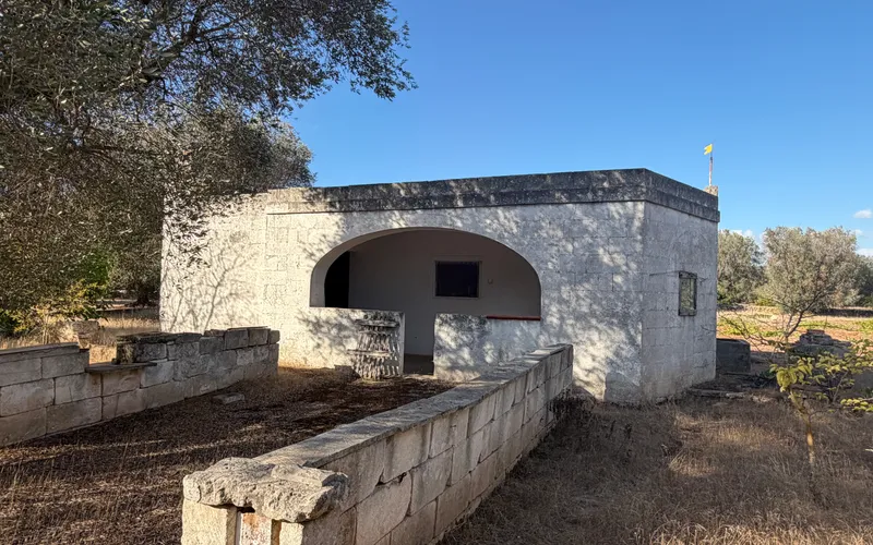 Dům s pozemkem 8000m2 13 minut od moře